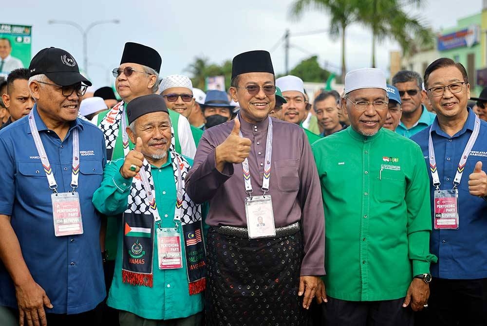 Ahmad Samsuri (tengah) hadir di Pusat Penamaan Calon Pilihan Raya Kecil (PRK) Parlimen Kemaman bagi menyerahkan borang pencalonan, bertempat di Dewan Berlian Utama, Majlis Perbandaran Kemaman hari ini. - Foto Bernama