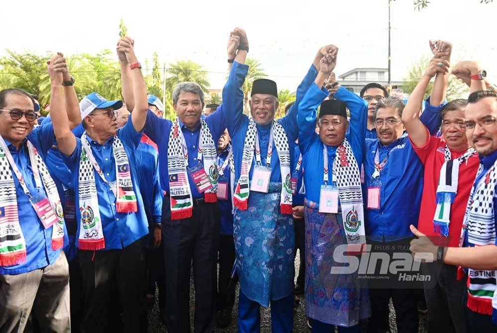 Raja Mohamed Affandi (tengah) diiringi Mohamad (tiga dari kiri) dan pimpinan parti hadir di Pusat Penamaan Calon PRK Parlimen Kemaman di Dewan Berlian Utama, Majlis Perbandaran Kemaman.