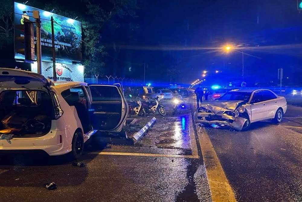 Dua kenderaan yang terlibat kemalangan di persimpangan lampu isyarat berhampiran Kem Batu 10, Jalan Kuantan - Gambang di sini tengah malam Jumaat.