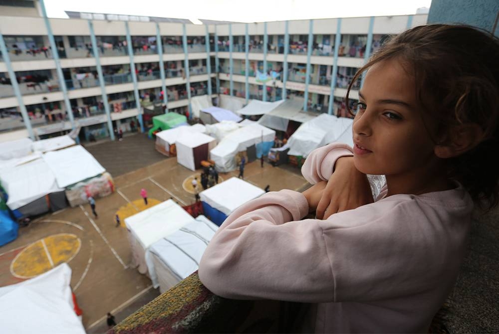 Seorang kanak-kanak yang kehilangan tempat tinggal dilihat berada di tempat perlindungan sementara yang ditukar dari sebuah sekolah di Rafah, Semenanjung Gaza. - Foto Xinhua