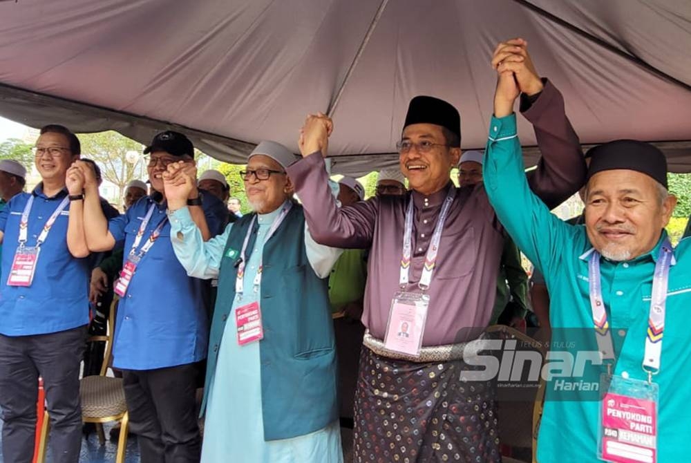 Abdul Hadi (tiga dari kanan) bersama Ahmad Samsuri (dua dari kanan) serta kepimpinan Perikatan Nasional selepas proses penamaan calon PRK Kemaman di Dewan Berlian Utama, Majlis Perbandaran Kemaman, Chukai pada Sabtu.