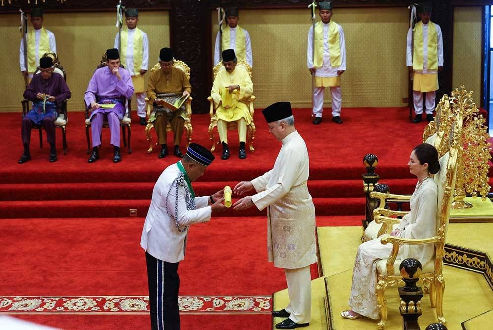 Ketua Polis Daerah Ipoh, Asisten Komisioner Yahaya Hassan dikurniakan darjah Paduka Cura Si Manja Kini (PCM) pada Istiadat Penganugerahan Darjah Kebesaran dan Pingat Negeri Perak sesi kedua sempena Ulang Tahun Hari Keputeraan Sultan Perak, Sultan Nazrin Muizzuddin Shah ke-67 di Balairong Seri Istana Iskandariah, Kuala Kangsar pada Sabtu.