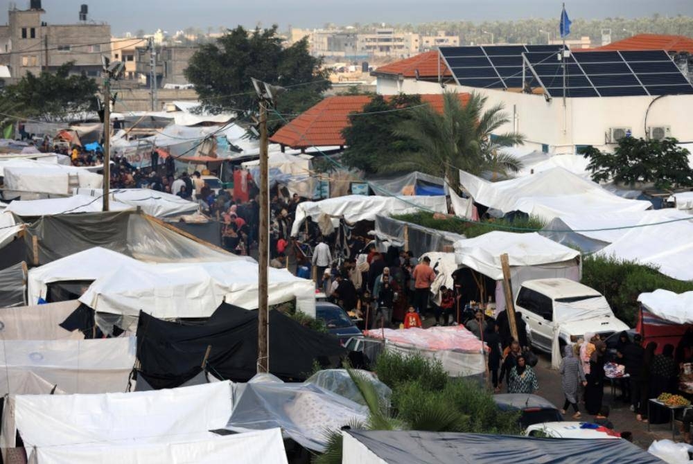 Orang ramai yang kehilangan tempat tinggal dilihat berada di pusat perlindungan sementara di bandar Khan Younis, selatan Genting Gaza. - Foto Xinhua