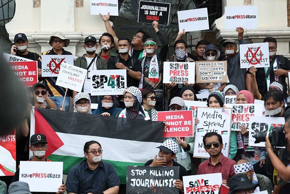 Lebih 100 pengamal media dari seluruh negara berkumpul bagi membawa suara solidariti kepada pengamal media yang bertaruh nyawa dalam menyampaikan berita di Gaza, Palestin dalam perhimpunan Save Press 4 Gaza (SP4G) di Dataran Merdeka hari ini. - Foto Bernama