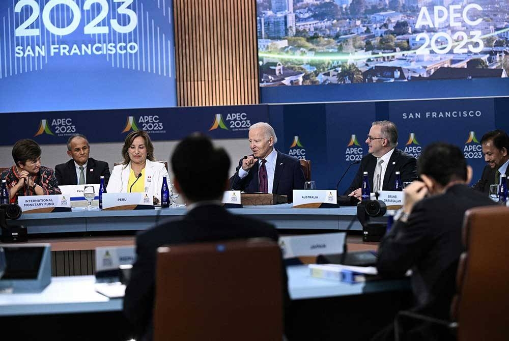 Biden (tengah) berucap semasa menganjurkan Pemukiman Pemimpin Kerjasama Ekonomi Asia Pasifik (APEC) pada hari terakhir Minggu Pemimpin APEC di San Francisco, California. - Foto AFP