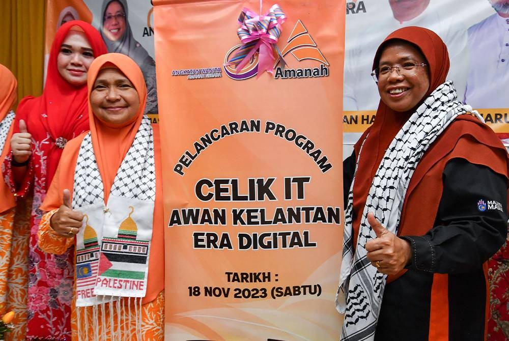 Aiman Athirah (kanan) melancarkan Program Celik IT Awan Kelantan Era Digital sempena Konvensyen Awan Kelantan hari ini. Turut hadir Dr Hafidzah (dua dari kiri).- Foto Bernama