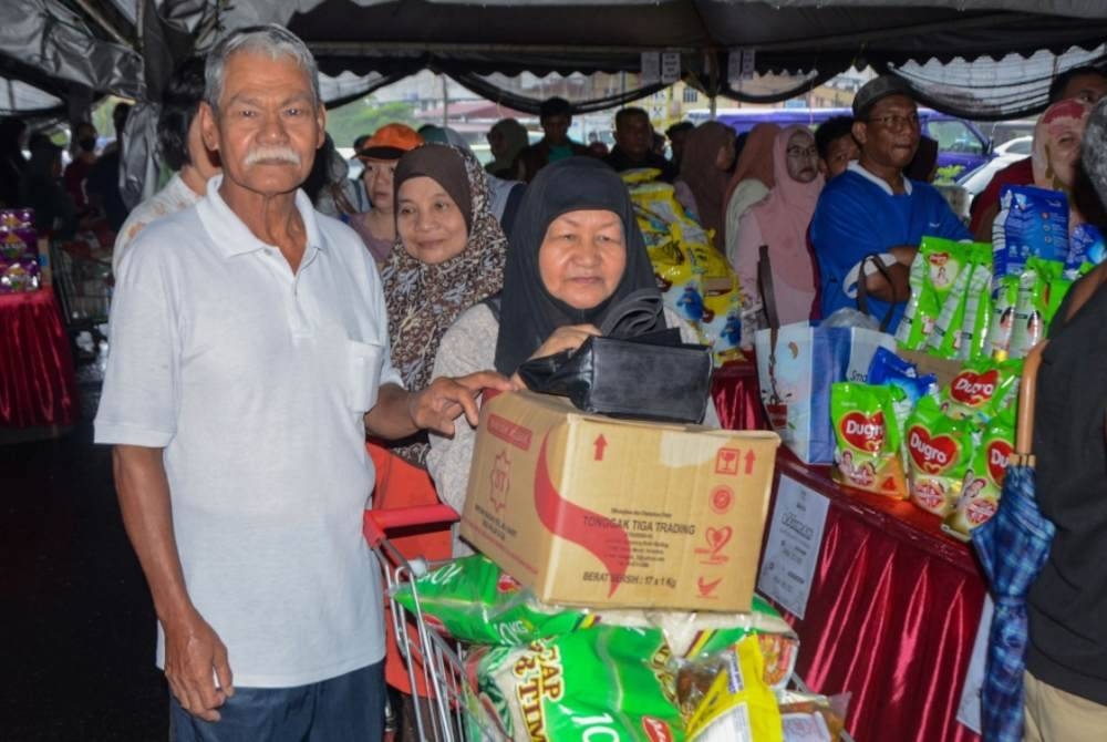 Program Jualan Rahmah di Dataran Durian Kampung Jelatok hari ini. - Foto Bernama