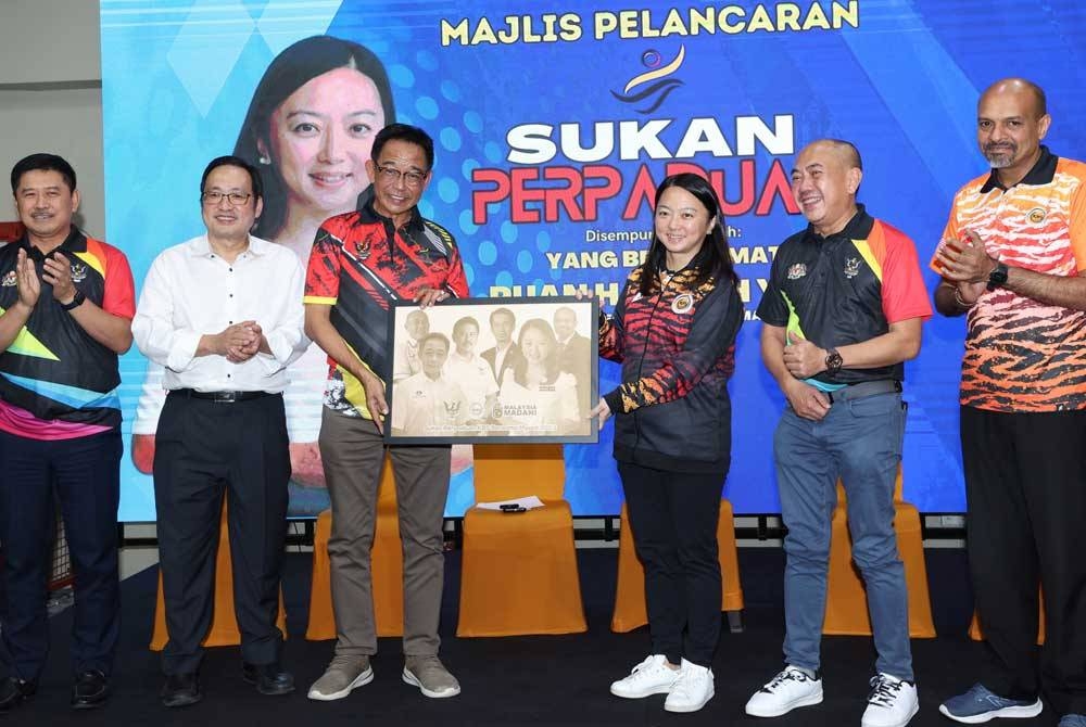 Hannah Yeoh (tiga dari kanan) menyampaikan cenderahati kepada Menteri Pelancongan Industri Kreatif dan Seni Persembahan serta Menteri Belia dan Sukan Sarawak, Datuk Seri Abdul Karim Rahman Hamzah (tiga dari kiri). - Foto: Bernama