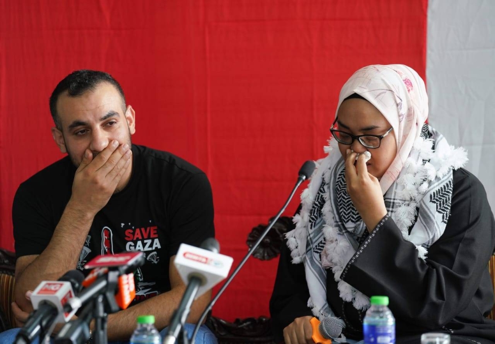 Nurul Ain Haron bersama suami, warga Palestin, Mohamed A M Shaat tidak dapat menahan sebak ketika sesi dialog &#039;Gaza dihatiku&#039; di Surau Al Mukarramah di Taman Seri Keramat pada Sabtu.