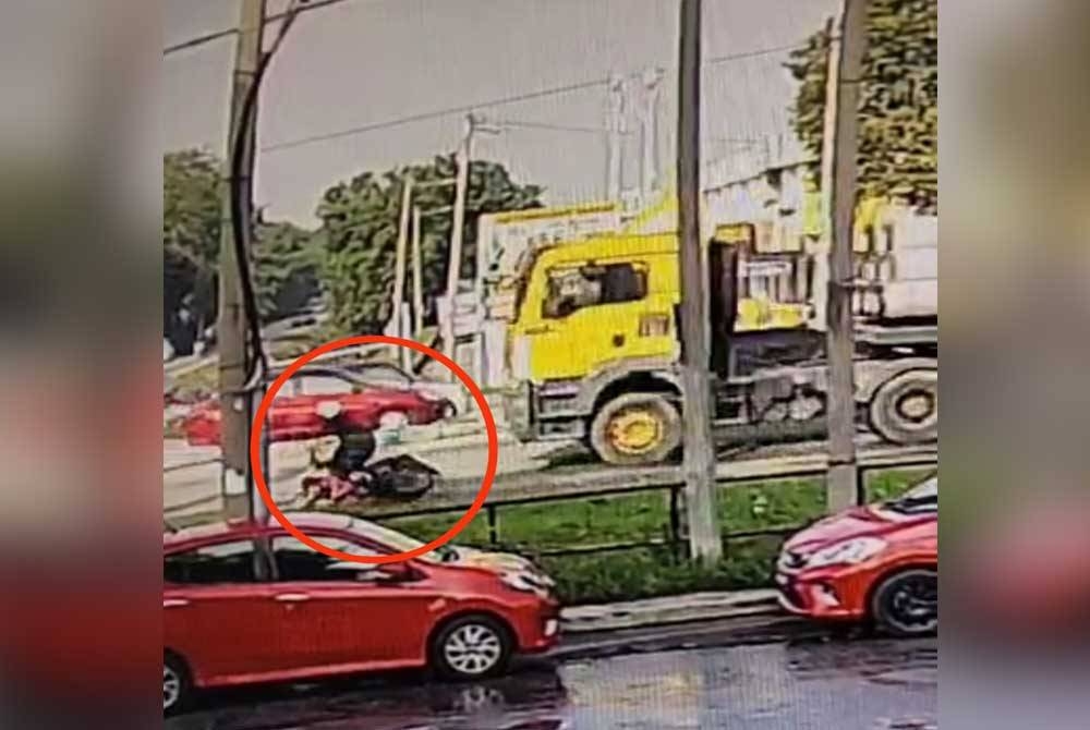 Rakaman memaparkan mangsa yang terjatuh selepas melanggar lubang di lampu isyarat Batu 5, Meru di Klang sebelum digilis treler dalam kejadian pada Sabtu.