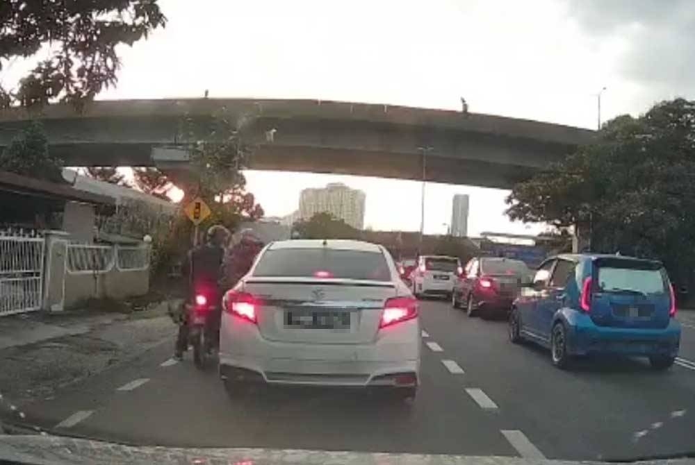 Tangkap layar video daripada &#039;dashcam&#039; menunjukkan dua lelaki menaiki motosikal bertindak memecah cermin kereta dan menyamun seorang wanita di Desa Jaya, Gombak, Selangor pada Selasa.