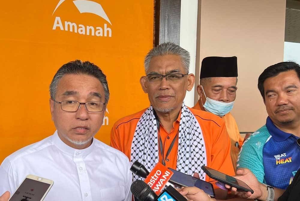 Adly (kiri) pada sidang akhbar selepas perasmian penutup Mesyuarat Tahunan Amanah kawasan Kubang Pasu, pada Sabtu.