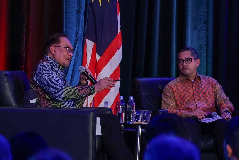 Anwar ketika mengadakan sesi soal jawab pada majlis makan malam bersama diaspora dan pelajar Malaysia di sini hari ini. - Foto: Bernama