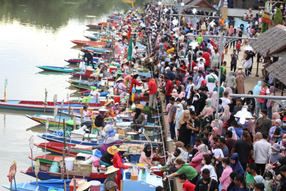 Pasar terapung Khlong Hae di Hatyai, Songkhla sesak dengan pelancong khususnya dari Malaysia.- Foto Bernama