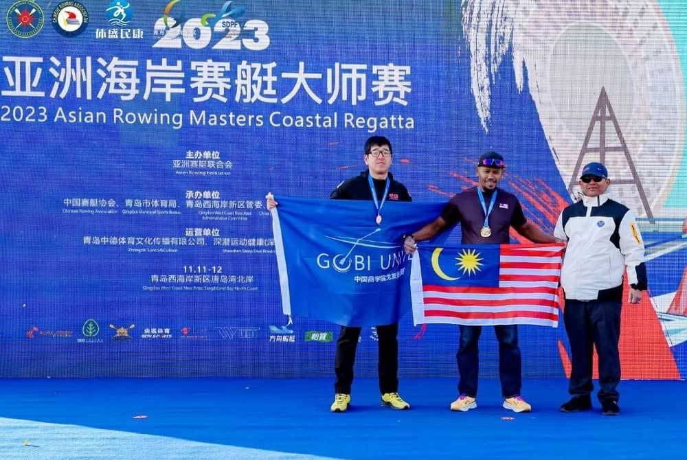 Shukri (tengah) menerima pingat emas acara single scull CM1X lelaki Kejohanan Mendayung Masters Pesisir Pantai Regata Asia 2023 di Qingdao, China.