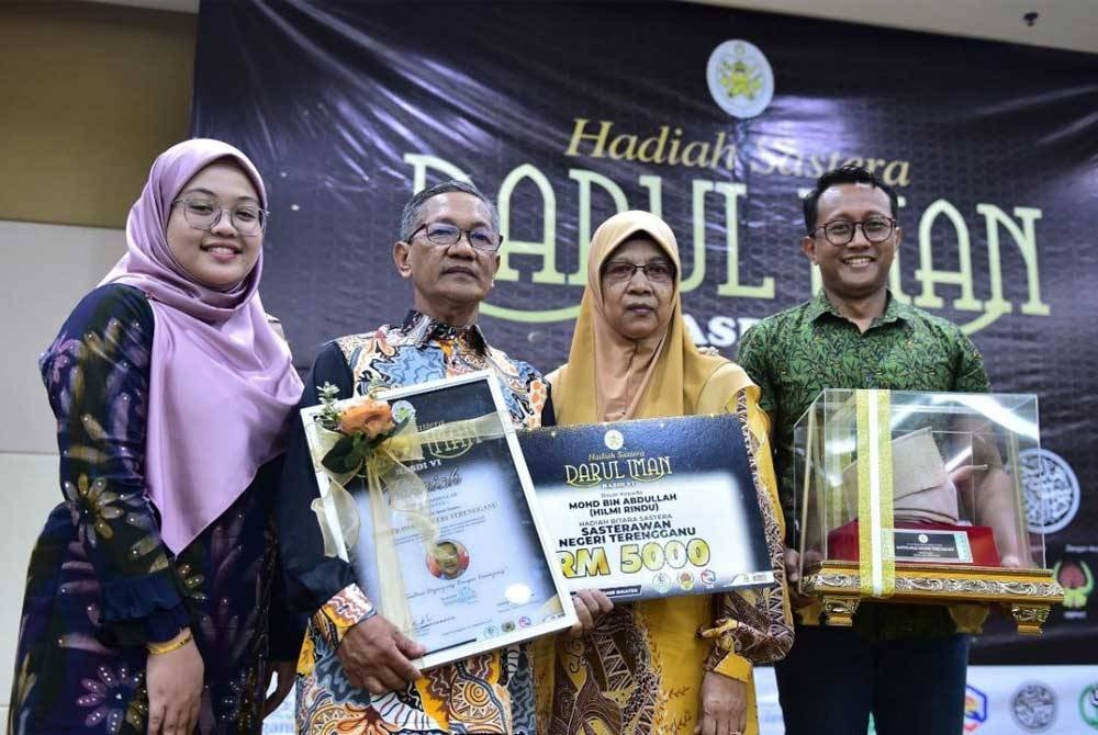 Pengarang-pengarang dari Terengganu pada Majlis Penyampaian Hadiah Sastera Darul Iman VI di Kuala Terengganu baru-baru ini.