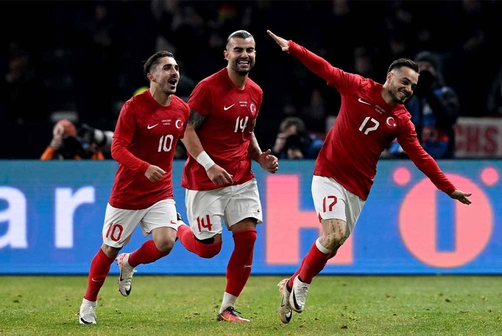 Yusuf (kanan) meledak gol kemenangan ketika membantu Turkiye menewaskan Jerman 3-2 di Berlin pada Ahad. - Foto EPA.