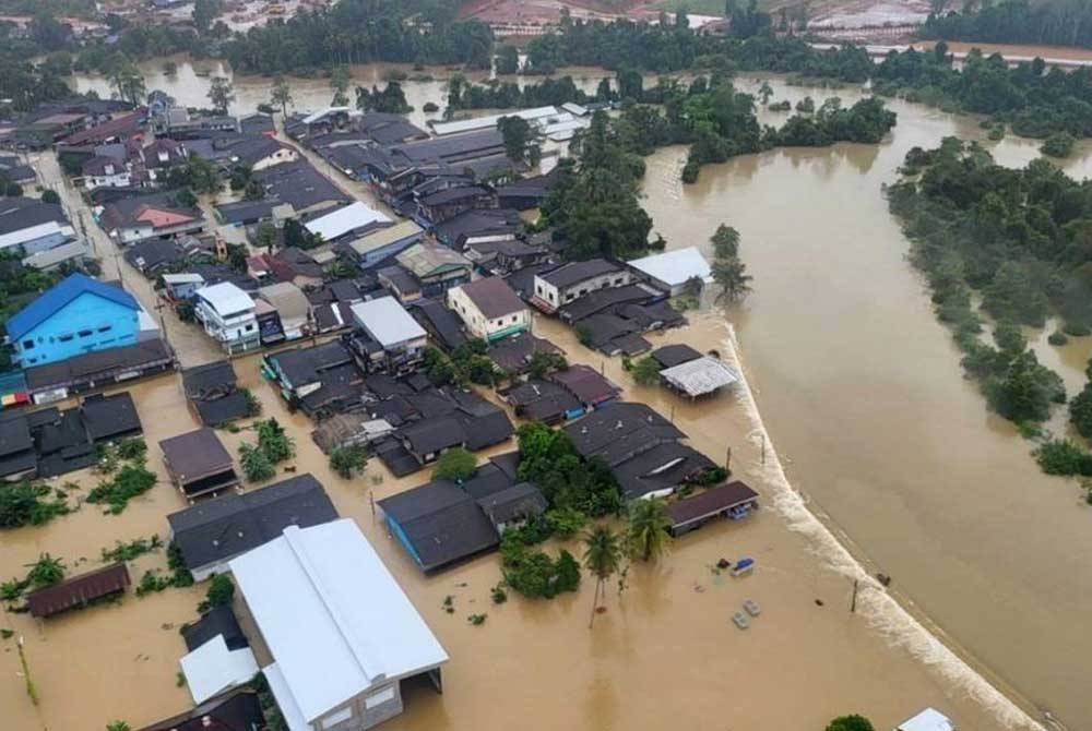 Semua penduduk terutama yang berada di kawasan berisiko banjir digesa mengambil langkah pencegahan sewajarnya susulan amaran hujan lebat berterusan tahap buruk dijangka berlaku di Terengganu dan Kelantan hingga esok. - Gambar hiasan Bernama