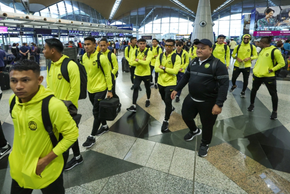 Skuad Harimau Malaya tiba di Lapangan Terbang Antarabangsa Kuala Lumpur (KLIA), sebelum berlepas ke Taipei pagi Ahad, bagi menghadapi aksi Kelayakan Piala Dunia 2026/Piala Asia 2027 menentang Taiwan pada Selasa ini. - Foto Bernama