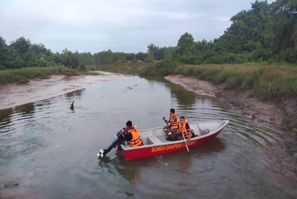 Anggota bomba meneruskan operasi pencarian mangsa pada Ahad. - Foto: BBP Tangkak/Muar