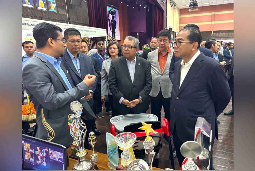 Mohamed Khaled (kanan) dan barisan kenamaam melawat ke gerai pameran di Hospital USM.