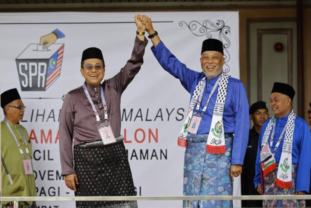 Calon-calon yang akan bertanding dalam Pilihan Raya Kecil (PRK) Parlimen P.040 Kemaman iaitu Jeneral (B) Tan Sri Raja Mohamed Affandi Raja Mohamed Noor (depan kanan) dari Barisan Nasional dan Datuk Seri Dr Ahmad Samsuri Mokhtar dari Pas bergambar setelah diumumkan bertanding bagi kerusi parlimen berkenaan di Pusat Penamaan Calon PRK Parlimen Kemaman, di Dewan Berlian Utama, Majlis Perbandaran Kemaman, pada Sabtu. - Foto Bernama