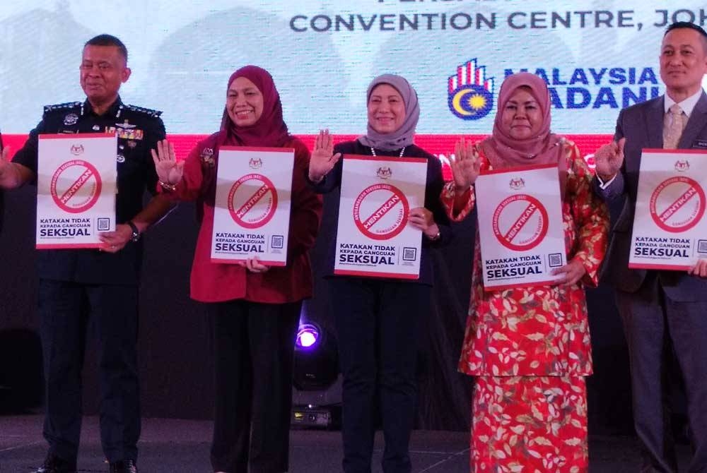 Nancy (tiga dari kanan) ketika menyempurnakan pelancaran Program Jerayawara Kasih KPWKM@Advokasi Antigangguan Seksual Negeri Johor di Pusat Konvensyen Antarabangsa Persada pada Ahad.