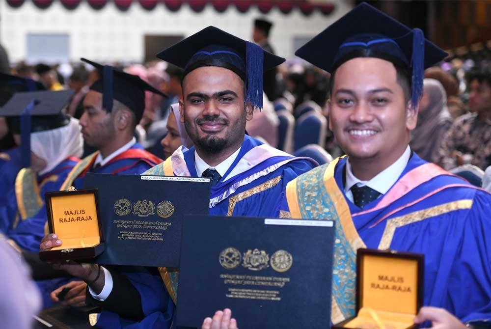 Muhammad Azri (kanan) dan Kaavilash menerima Anugerah Pelajaran Diraja pada Konvokesyen UUM kali ke-36 di Dewan Muadzam Shah, Sintok pada Ahad.