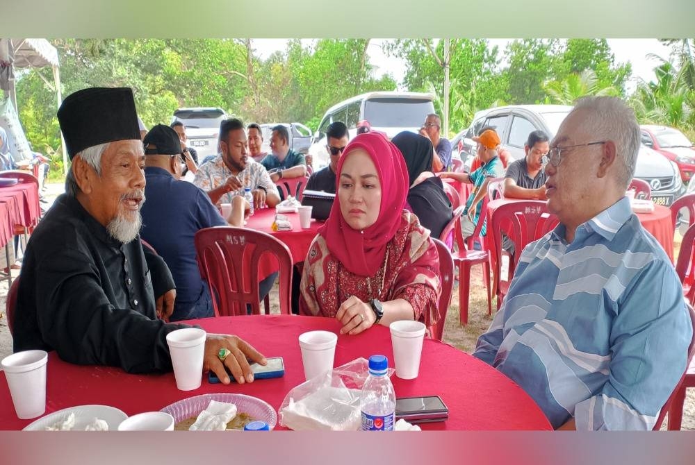 
Noh (kanan) bersama Nurul Syazwani (tengah) berbual bersama penduduk yang hadir pada Majlis Sambutan Deepavali di Kampung Bestari Jaya di sini pada Ahad.