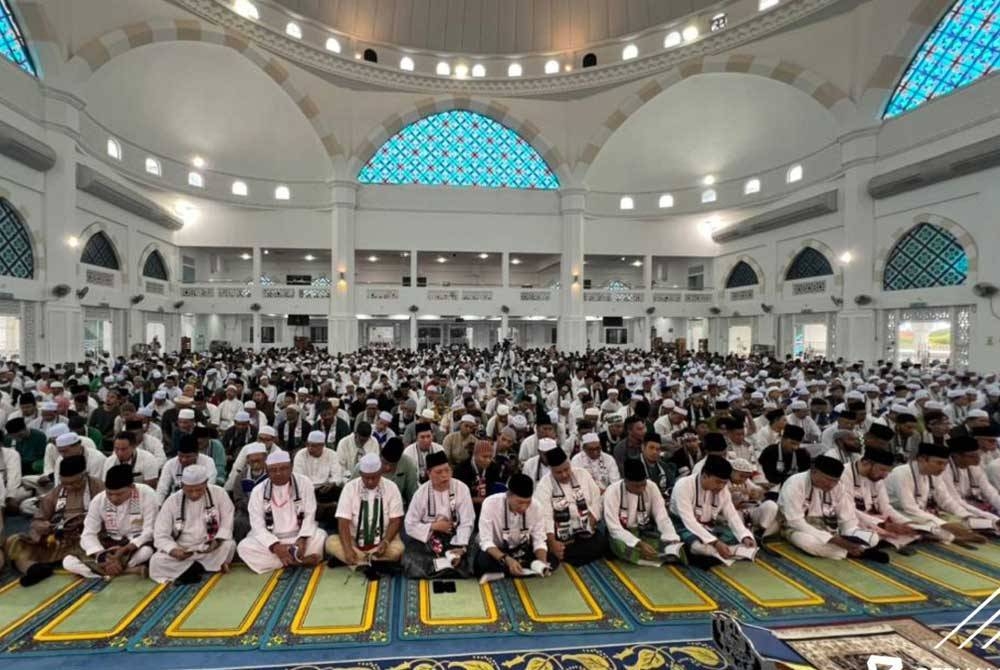 Menteri Besar Johor, Datuk Onn Hafiz Ghazi hadir ke Majlis Yassin, Tahlil dan Solat Hajat Bangsa Johor untuk Palestin di Masjid Sultan Iskandar, Bandar Dato’ Onn , Johor Bharu hari ini. - Foto aplikasi X Bernama