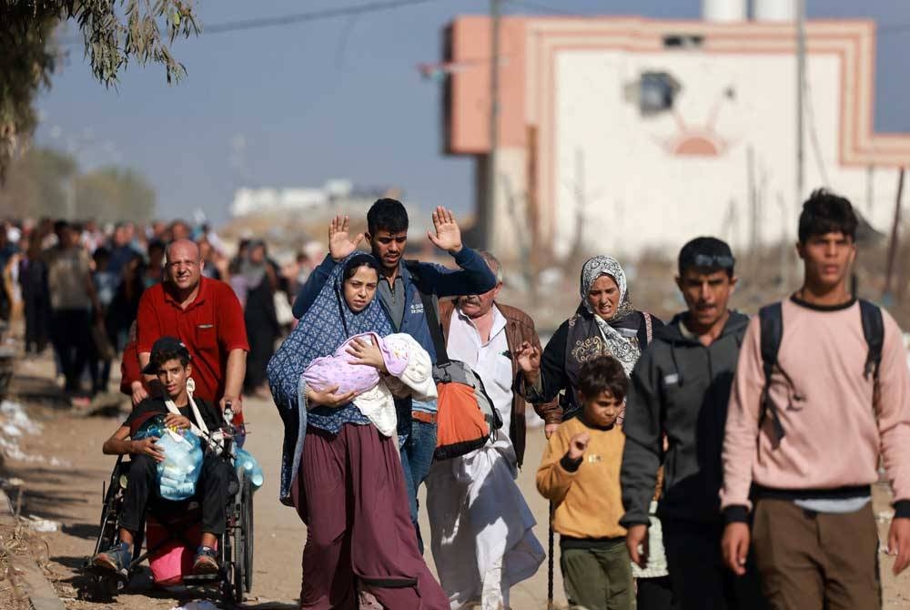 Penduduk Palestin meninggalkan Bandar Gaza dan bahagian lain di utara wilayah itu selepas kempen pengeboman semakin ganas. - Foto AFP