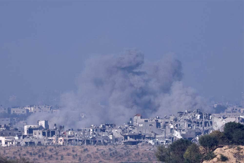 Kelihatan asap berkepul-kepul semasa pengeboman Israel di kawasan Palestin pada Sabtu di tengah-tengah pertempuran berterusan antara Israel dan kumpulan militan Palestin Hamas. - Foto AFP