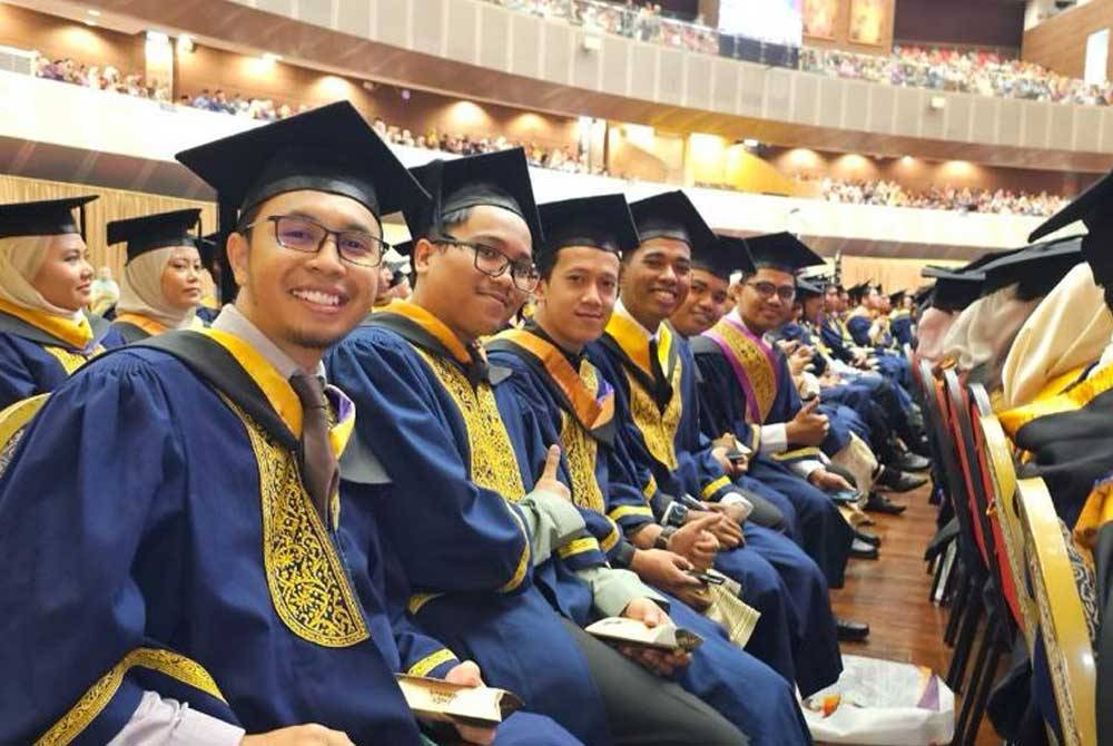 Kerajaan perlu mencipta peluang kerjaya supaya graduan tidak hanya mencari jalan mudah dengan berpindah ke luar negara. - Gambar hiasan