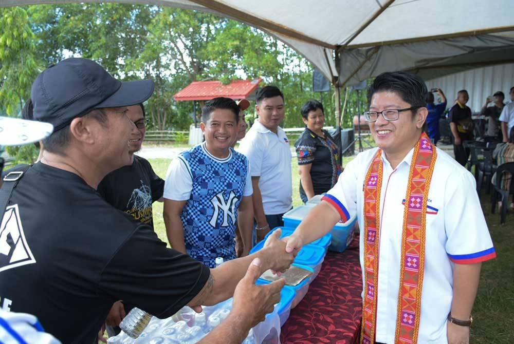 Ewon beramah mesra dengan ahli UPKO dalam program &#039;mirumo-rumo&#039; di Keningau.