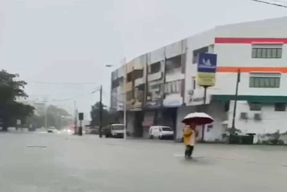 Keadaan laluan di Jalan Kamaruddin di Kuala Terengganu yang dinaiki air. - Foto Media sosial