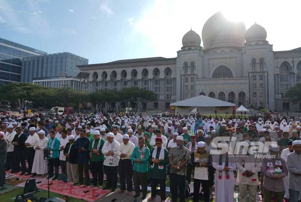 Peserta Himpunan Selamatkan Syariah menunaikan Solat Hajat di hadapan Istana Kehakiman, Putrajaya pada Isnin. - FOTO SINAR HARIAN/ ROSLI TALIB