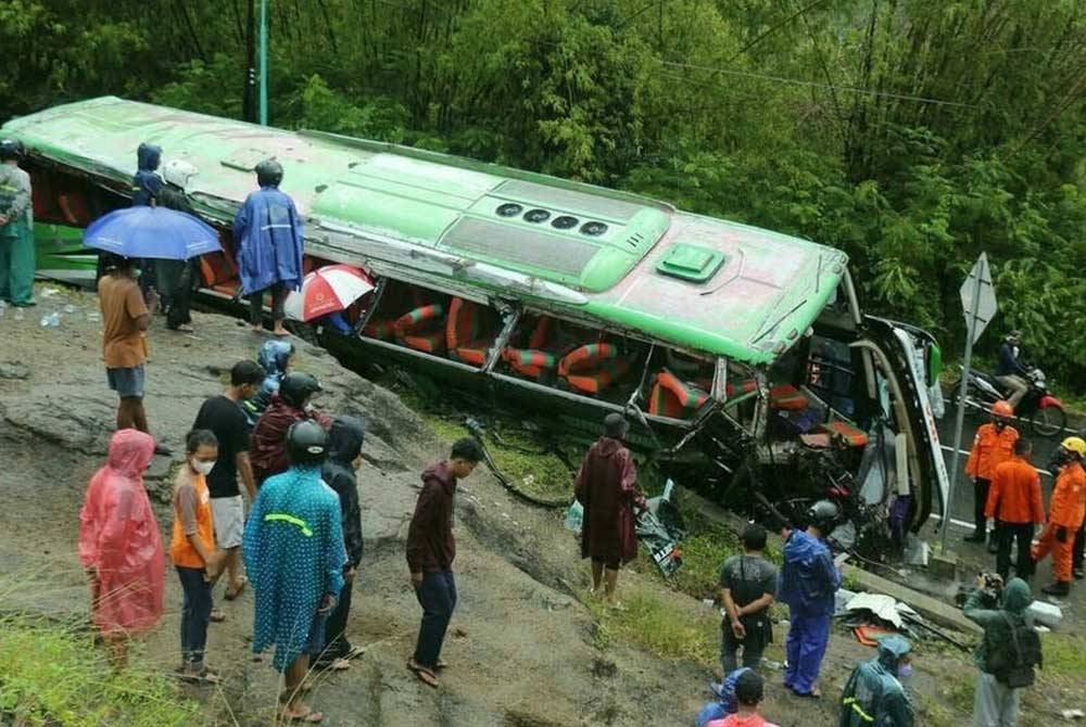 Nahas berlaku ketika bas mini melintasi persimpangan kereta api tanpa penghadang sebelum sebuah kereta api merempuh bas berkenaan. - Foto: Agensi