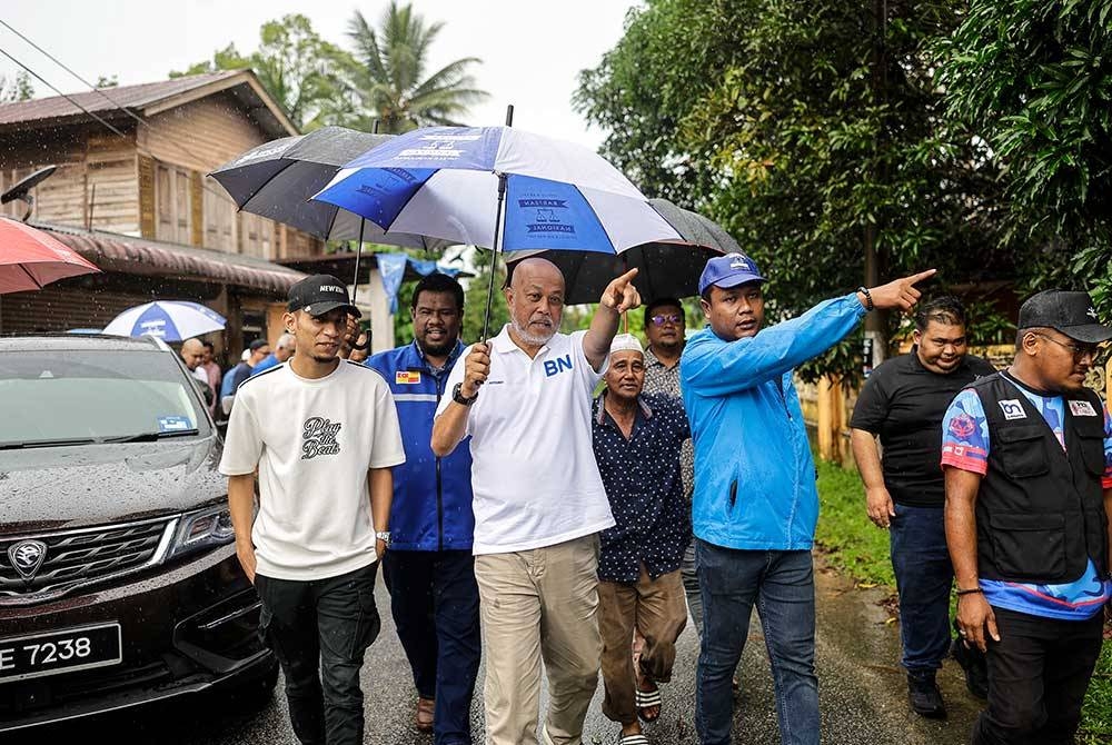 Raja Mohamed Affandi (tengah) bertemu bersama para pengundi di PDM Kampung Chabang sempena kempen Pilihan Raya Kecil (PRK) Parlimen P.040 Kemaman. - Foto: Bernama