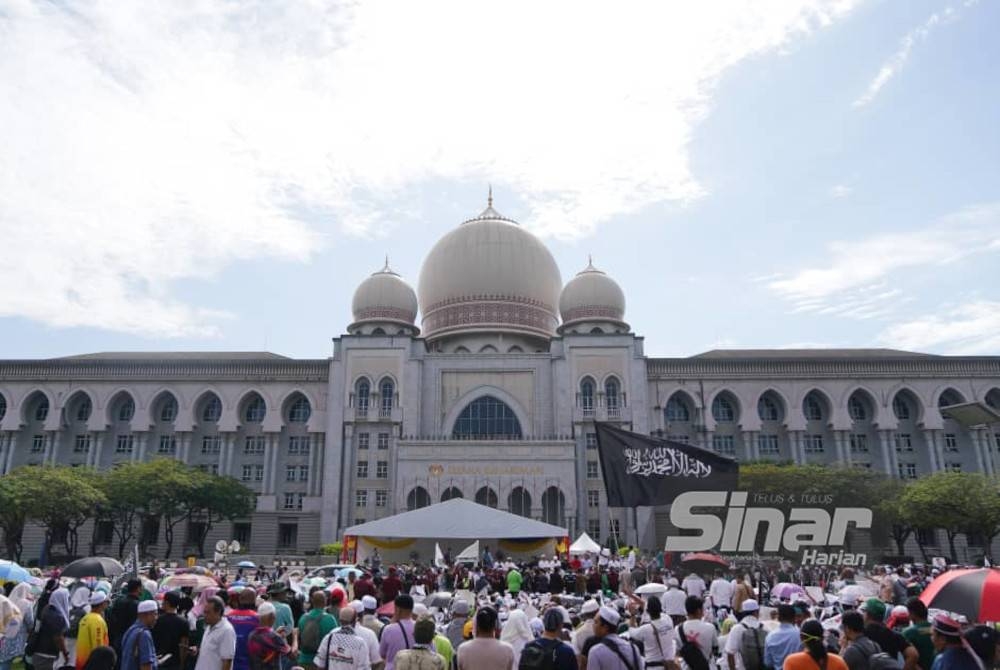 Ribuan peserta membanjiri pekarangan Istana Kehakiman, Putrajaya dengan mengenakan pakaian serba putih dalam Himpunan Selamatkan Mahkamah Syariah pada Isnin.