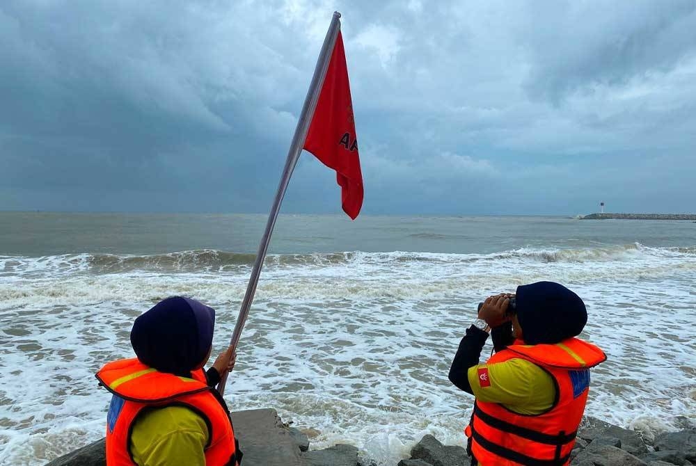 Petugas penyelamat pantai APM sedang melakukan rondaan di Pantai Tok Bali, Pasir Puteh selain turut menaikkan bendera merah sebagai tanda amaran kepada orang ramai.