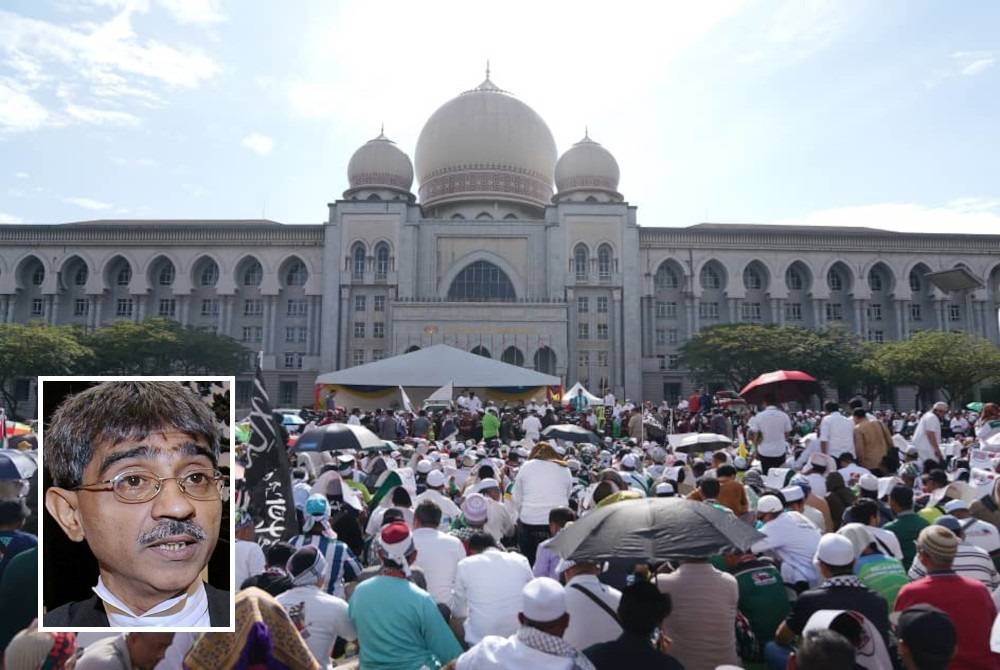 (Gambar kecil: Haniff Khatri) Pekarangan Istana Kehakiman di Putrajaya dipenuhi dengan peserta Himpunan Selamatkan Syariah pada Isnin. - FOTO SINAR HARIAN/ ROSLI TALIB