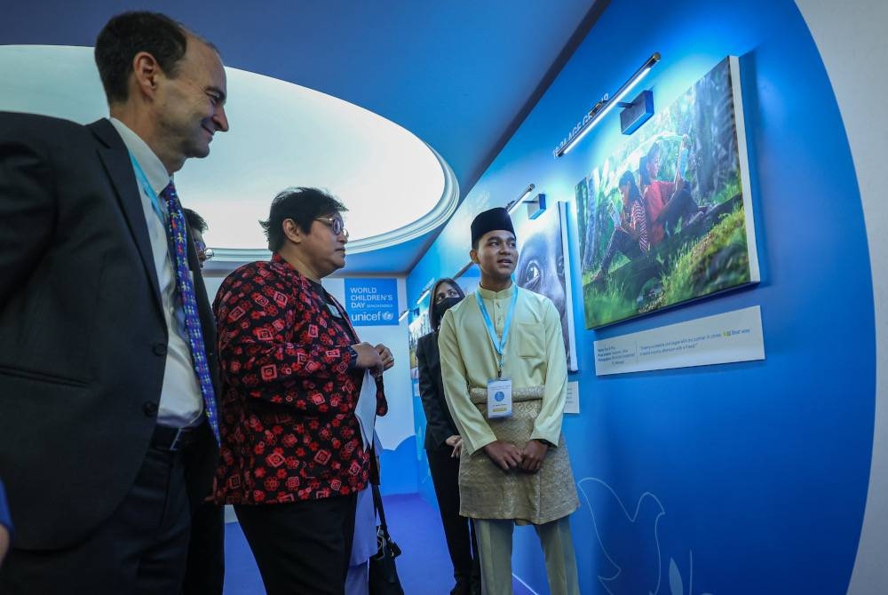 Azalina (dua dari kiri) bersama wakil Tabung Kanak-Kanak UNICEF ke Malaysia Robert Gass (kiri) melawat reruai UNICEF sempena Hari Kanak-Kanak Sedunia 2023 di Bangunan Parlimen hari ini. - Foto Bernama