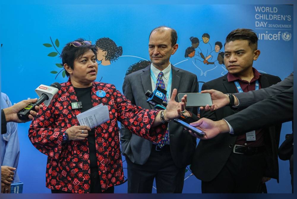 Azalina (kiri) bercakap pada sidang akhbar selepas melawat reruai Tabung Kanak-Kanak Pertubuhan Bangsa-Bangsa Bersatu (UNICEF) sempena Hari Kanak-Kanak Sedunia 2023 di Bangunan Parlimen hari ini. - Foto Bernama