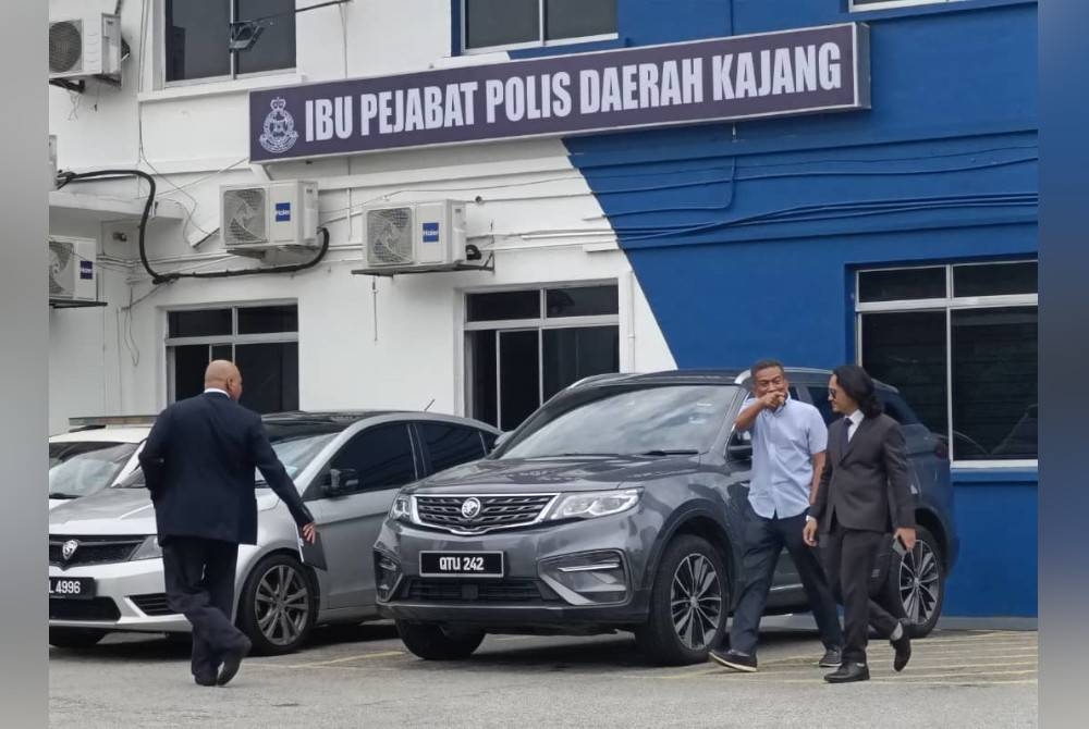 Mohammad Agus (tengah) hadir di Ibu Pejabat Polis Daerah (IPD) Kajang pada Isnin.