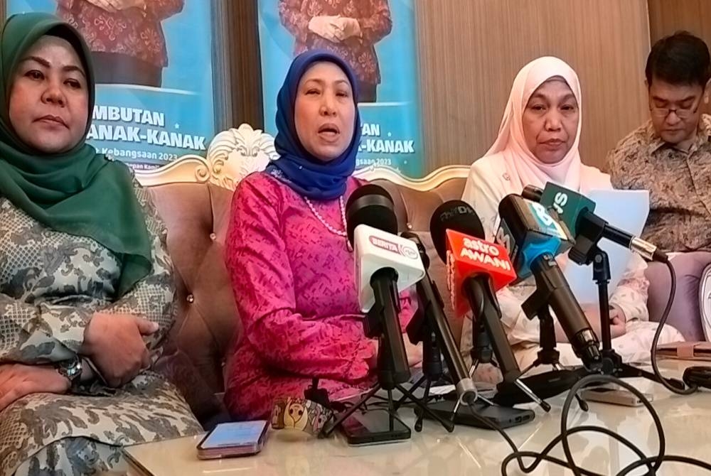 Nancy (tengah) pada sidang akhbar pada Majlis Sambutan Hari Kanak-Kanak Peringkat Kebangsaan 2023 di Johor Bahru pada Isnin.