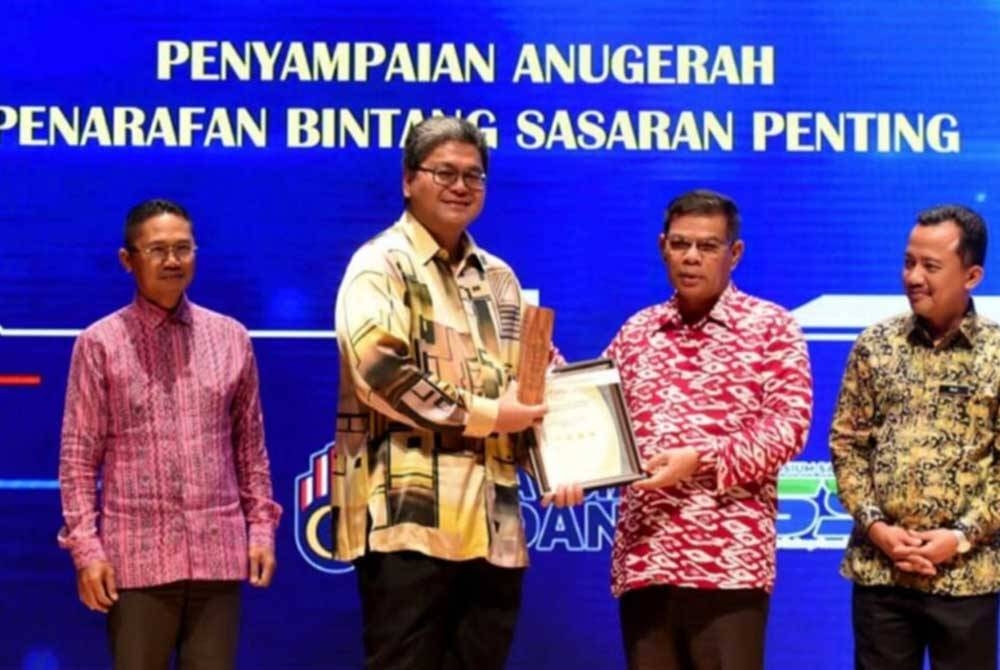 Azman Shah (dua dari kiri) menerima Anugerah Perdana Penarafan Bintang Sasaran Penting (APBSP) 2023 daripada Menteri Dalam Negeri (dua dari kanan) di Kuala Lumpur pada 16 November lalu.