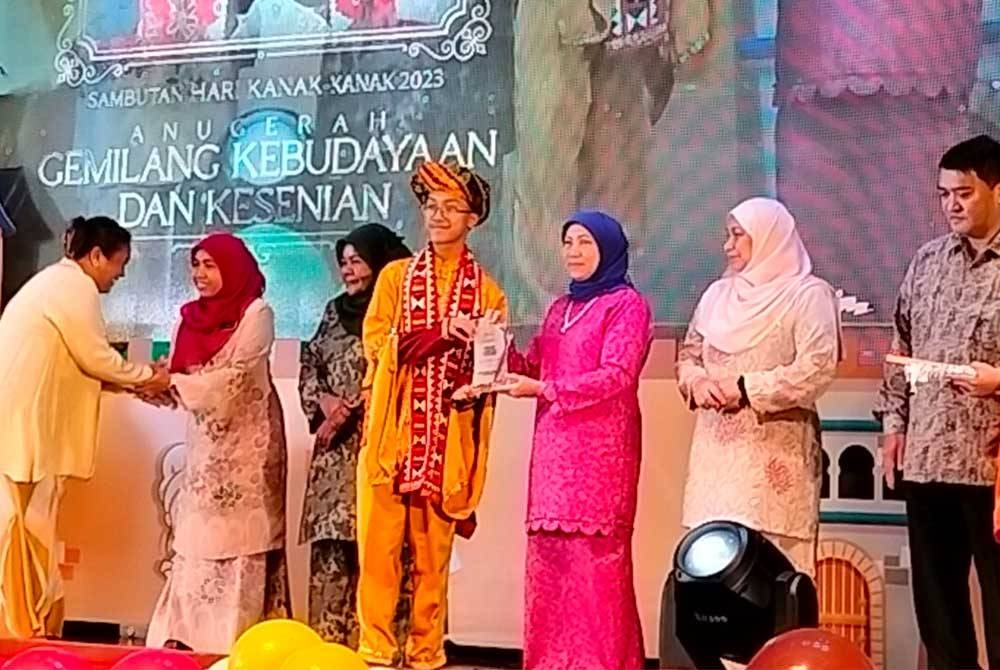 Nancy (empat dari kanan) menyampaikan anugerah pada
Majlis Sambutan Hari Kanak-kanak Peringkat Kebangsaan di Johor Bahru pada Isnin.