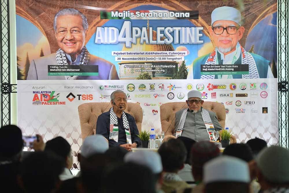 Dr Mahathir (kiri) dan Abdul Hadi dalam Program Bicara Khas Negarawan dan Penaung Aid4Palestine sempena majlis serahan dana Aid4Palestine di sini pada Isnin..- FOTO SINAR HARIAN/ASRIL ASWANDI SHUKOR