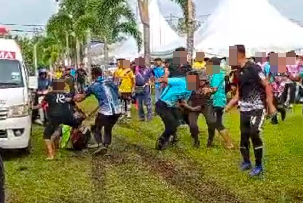 Tangkap layar video insiden pengadil dikejar individu dipercayai pemain bola sepak pada perlawanan yang berlangsung di daerah Manjung hingga tular di media sosial. Foto: ihsan pembaca