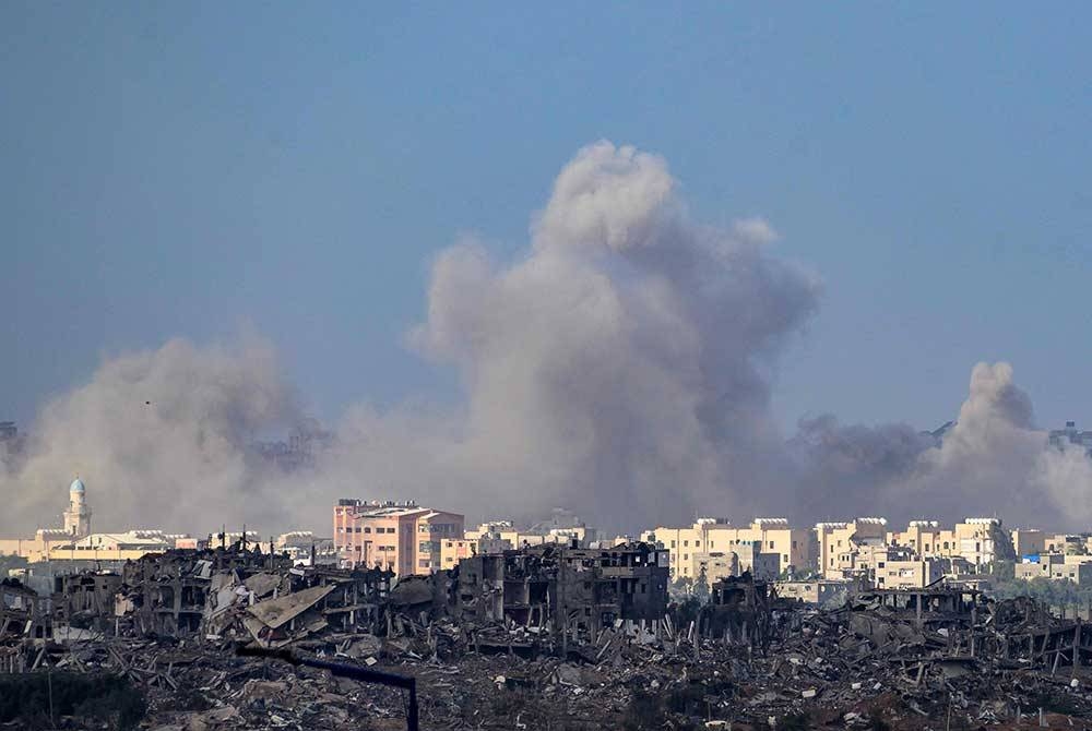 Sekurang-kurangnya 12 orang terbunuh dan ramai lagi cedera dalam serangan Israel ke atas Hospital Indonesia di utara Semenanjung Gaza pada Isnin. - Foto AFP